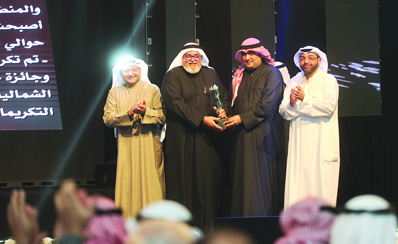 خالد الروضان مكرّماً فيصل العيار