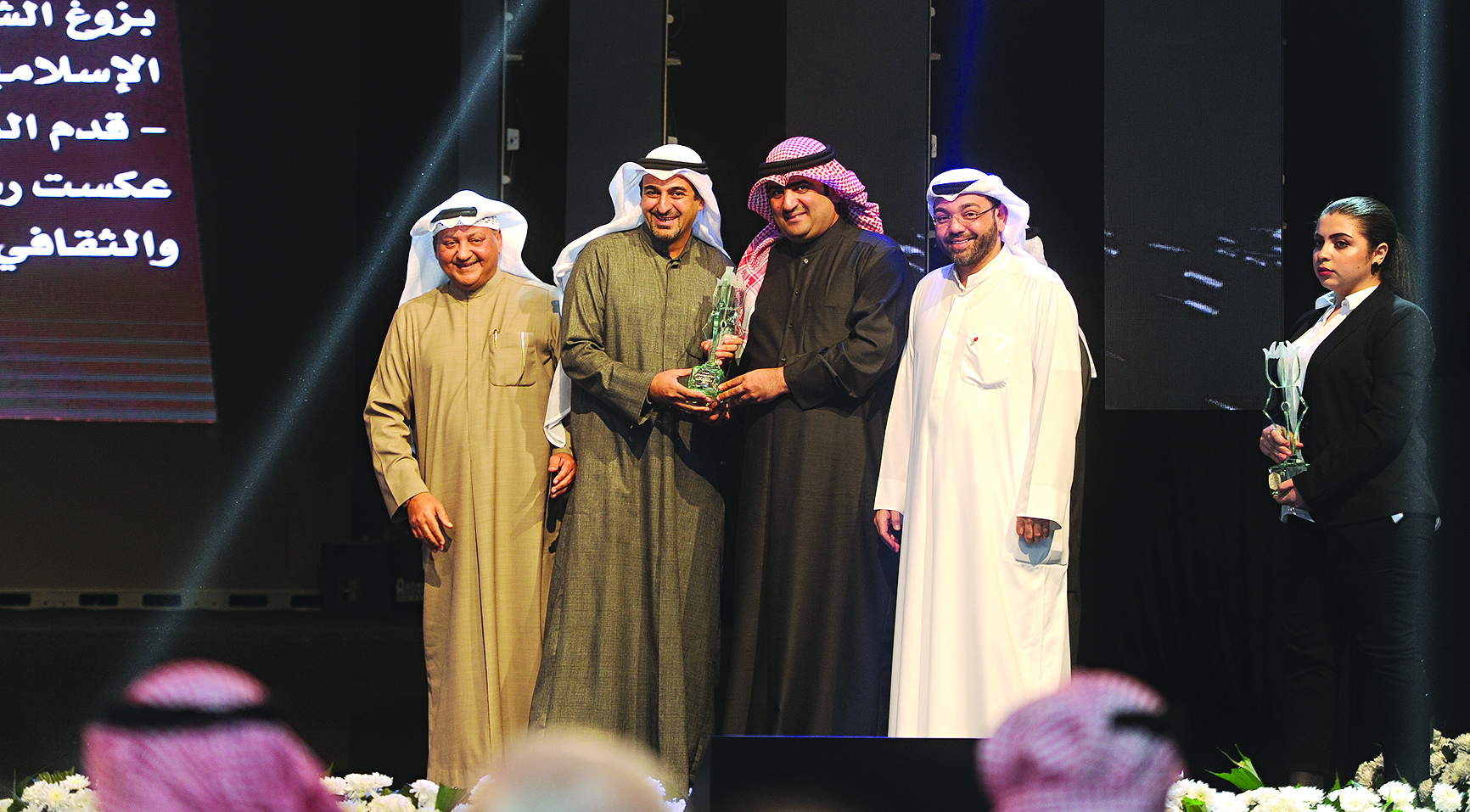 فيصل خاجة متسلماً جائزة «مركز جابر الأحمد الثقافي»