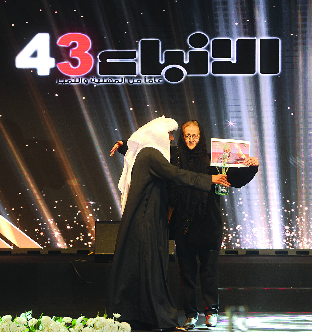  طارق العلي يهدي درعه إلى والدة الصحافي الراحل حسن علي