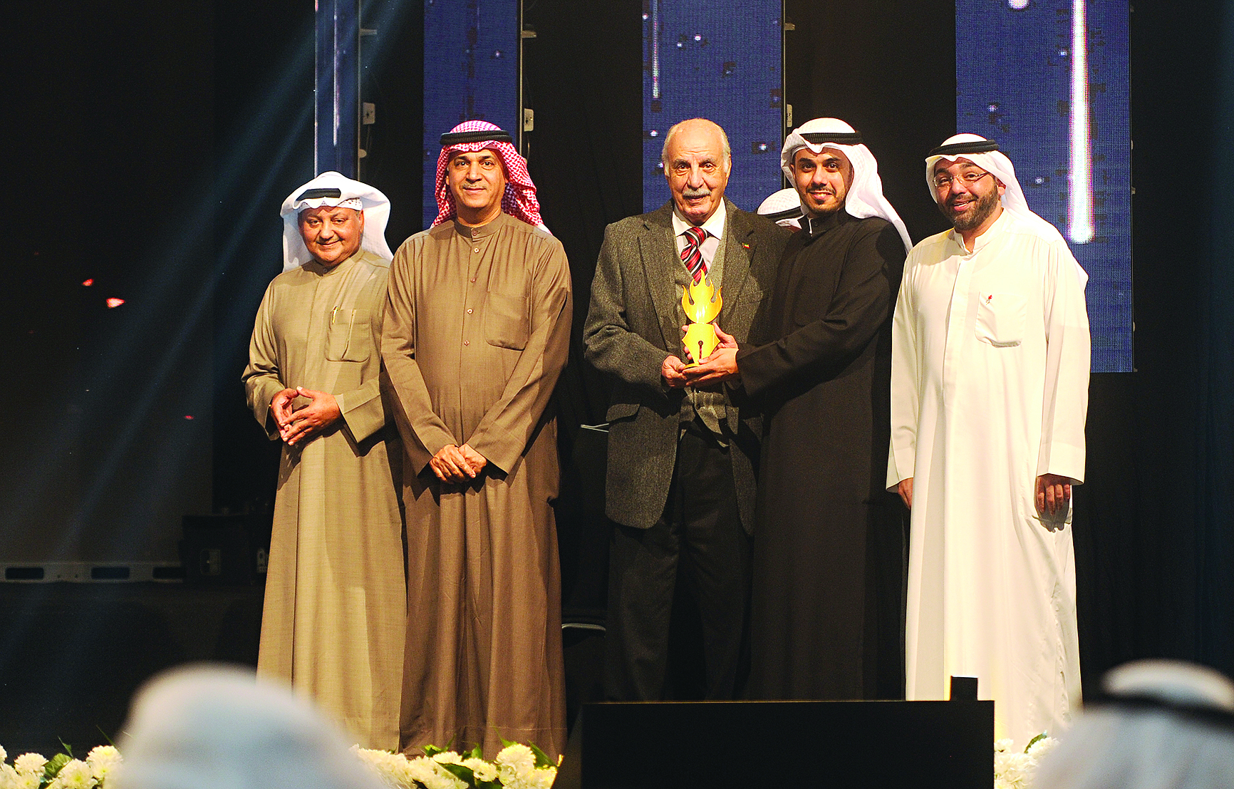 السنعوسي يسلم حمد الرومي جائزة أفضل مؤلف درامي 