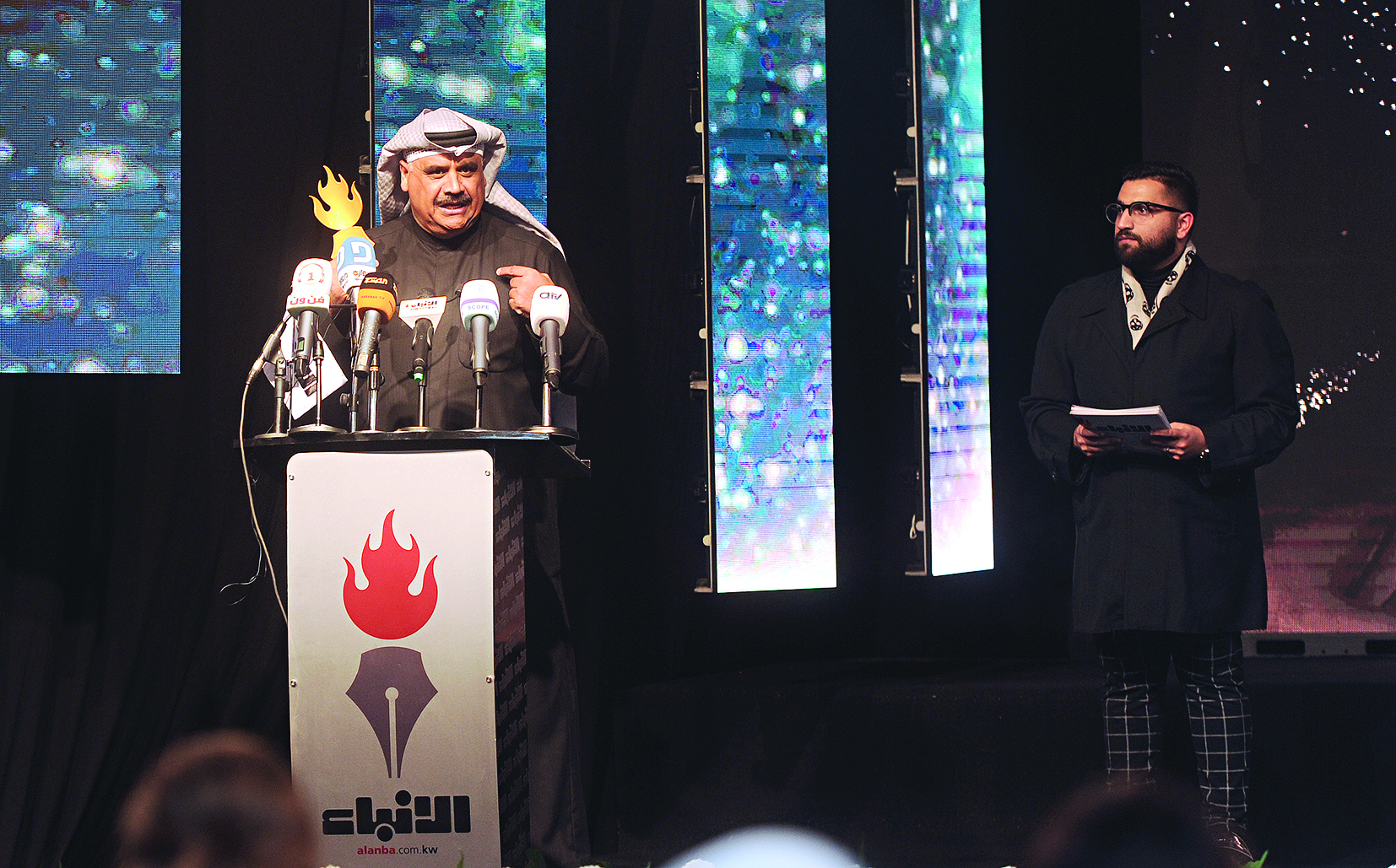 داود حسين خلال تكريمه ويبدو عريف الحفل علي نجم