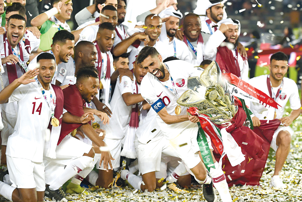 لاعبو «العنابي» بعد تتويجهم بالكأس                  	           (أ ف ب) 