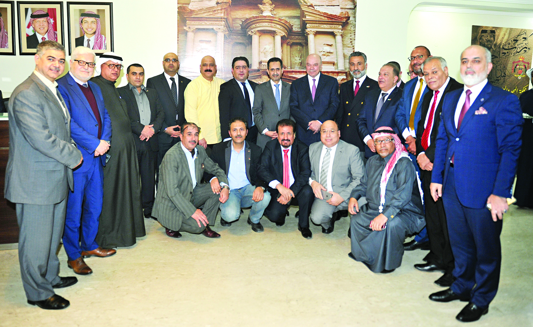 الفايز وأبو شتال يتوسطان أبناء الجالية	 (تصوير سعد هنداوي)