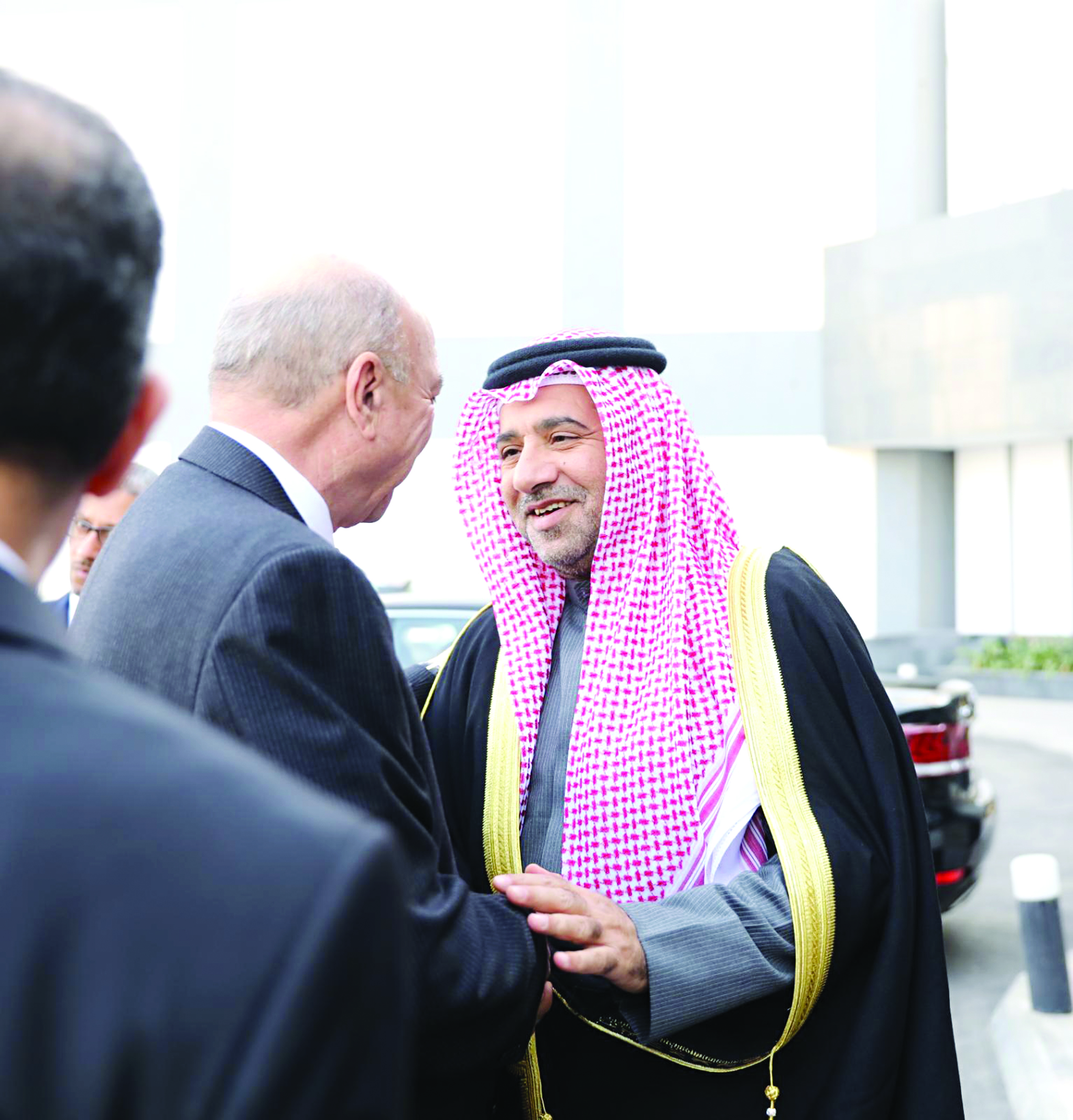 الفايز مغادراً وفي وداعه الرويعي