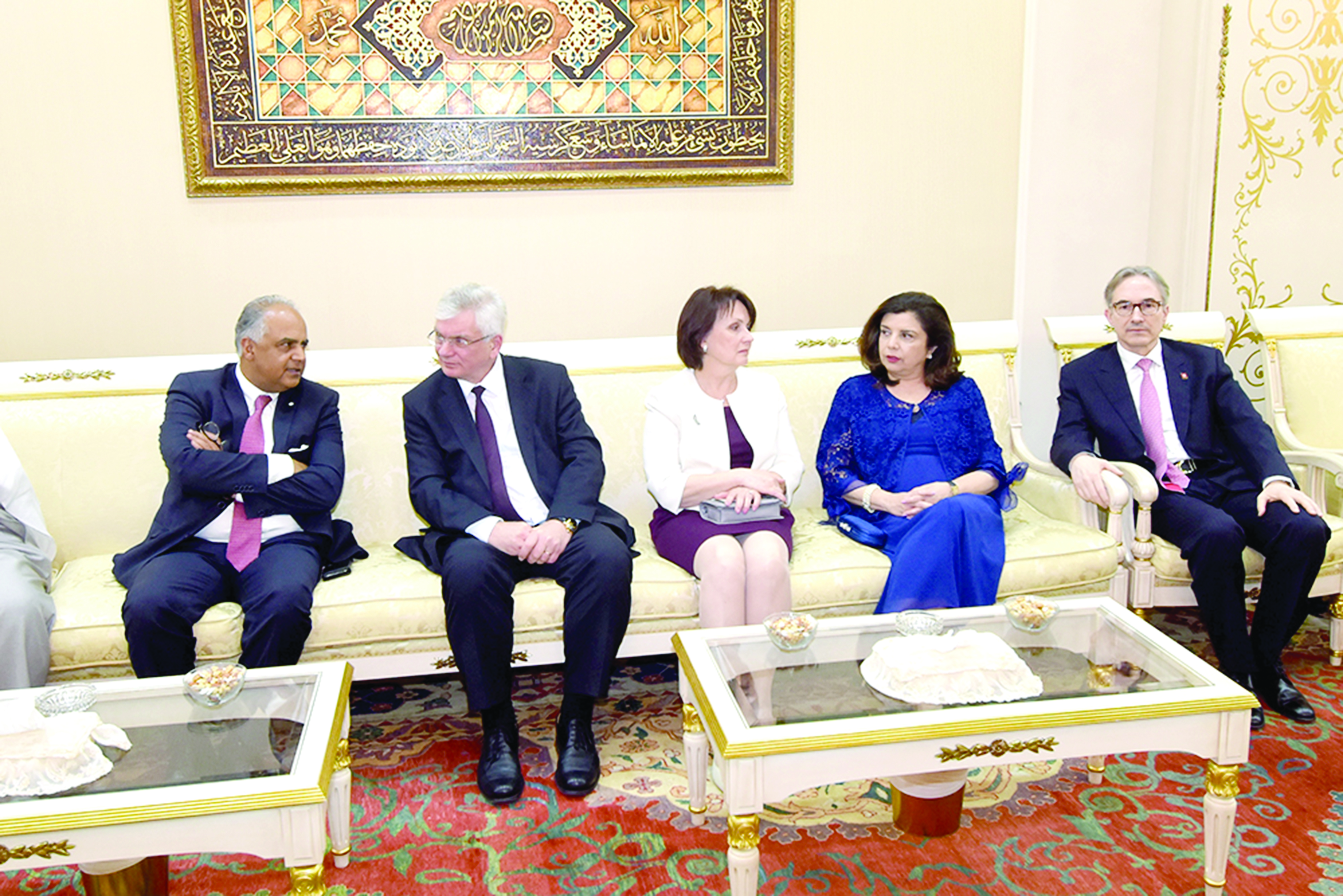 أعضاء في الوفد الدنماركي وديبلوماسيون