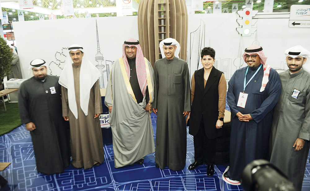 وزير التجارة والمرزوق والعلي في جناح «الوطني»