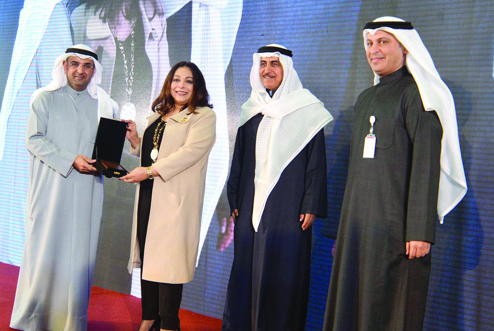 الحجرف والسبيعي يكرمان نادية الشريدة