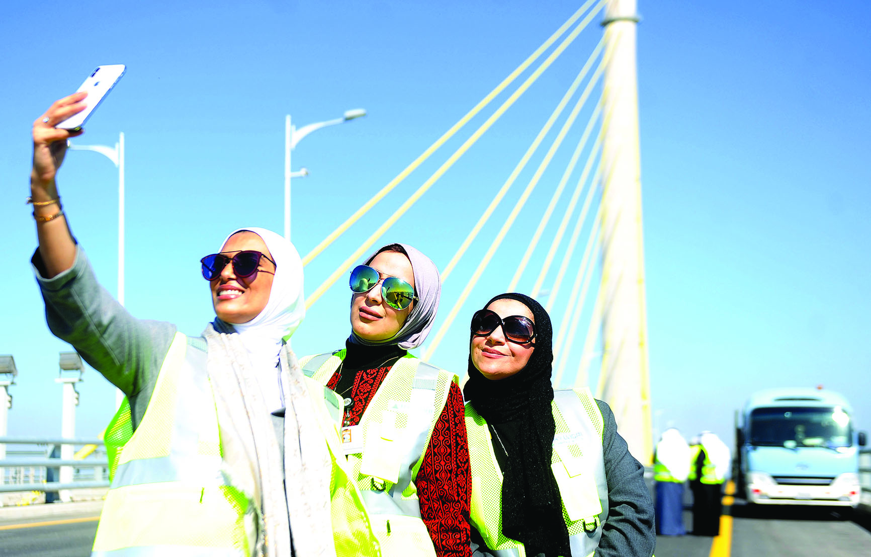 «سيلفي» على الجسر