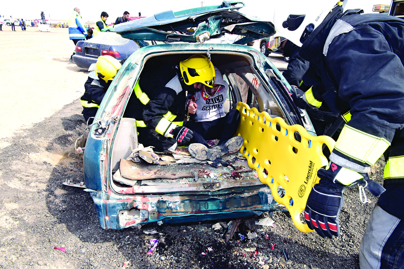 إنقاذ شخص محشور داخل مركبة