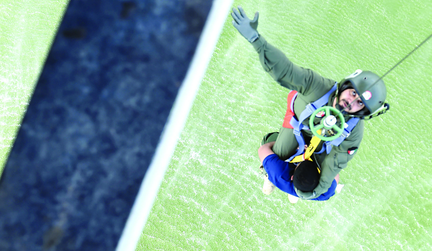 مساعدة جوية لأحد المصابين