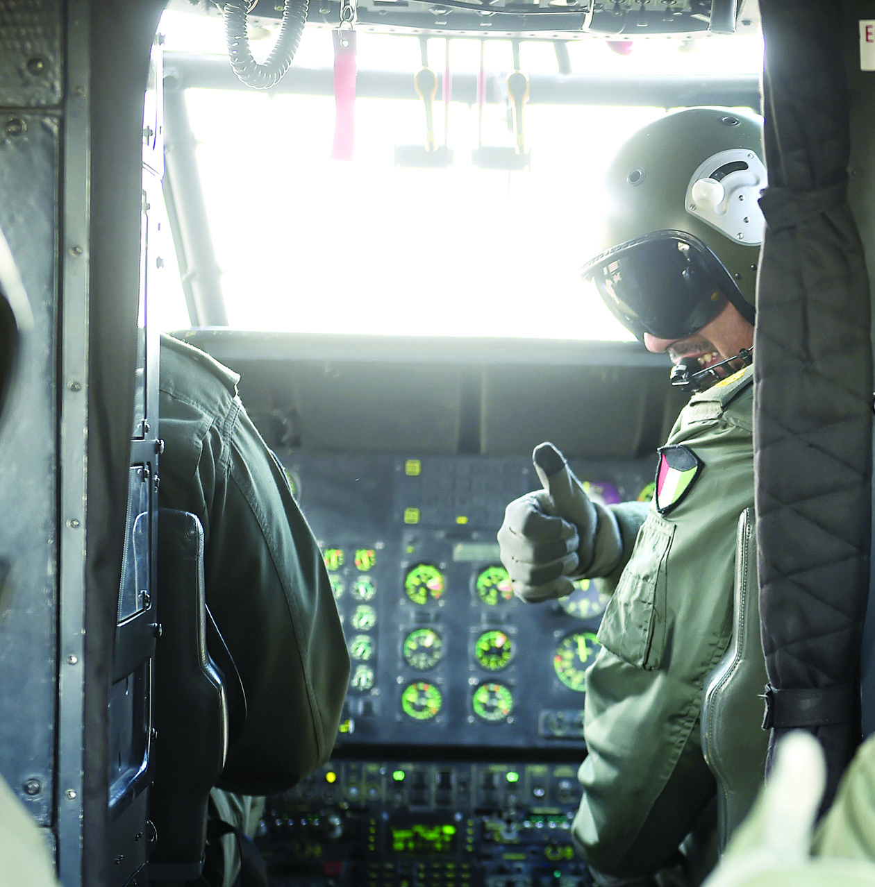 من داخل هليكوبتر مشاركة في التمرين 	(تصوير أسعد عبدالله)