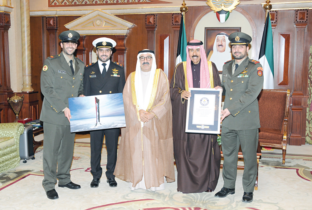 ولي العهد متوسطاً وناصر الصباح الضباط 