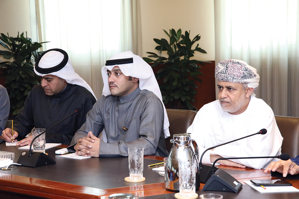 طلال جاسم الخرافي متوسطاً خليفة العبري وآدم الملا خلال الحلقة النقاشية