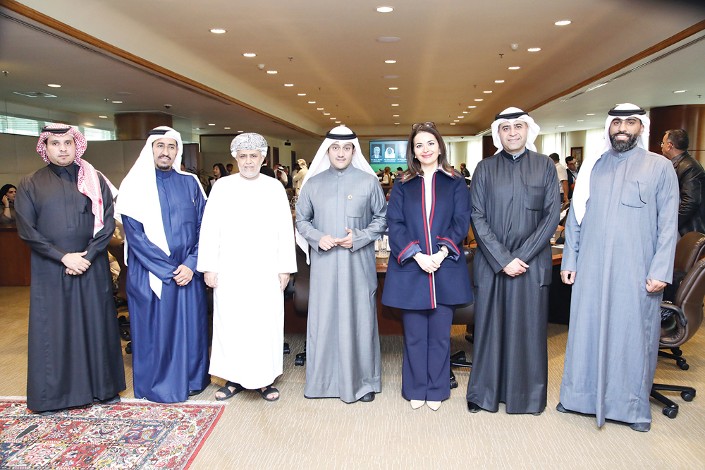  طلال الخرافي متوسطاً ليلى معروف وآدم الملا وعلي كاظم الجمعة وخليفة العبري وعبدالله المزروع