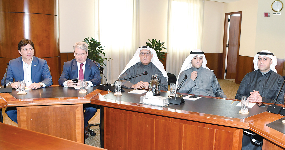 من اليمين... آدم الملا والخرافي والعبلاني وإلمان وراستكار خلال الحلقة النقاشية