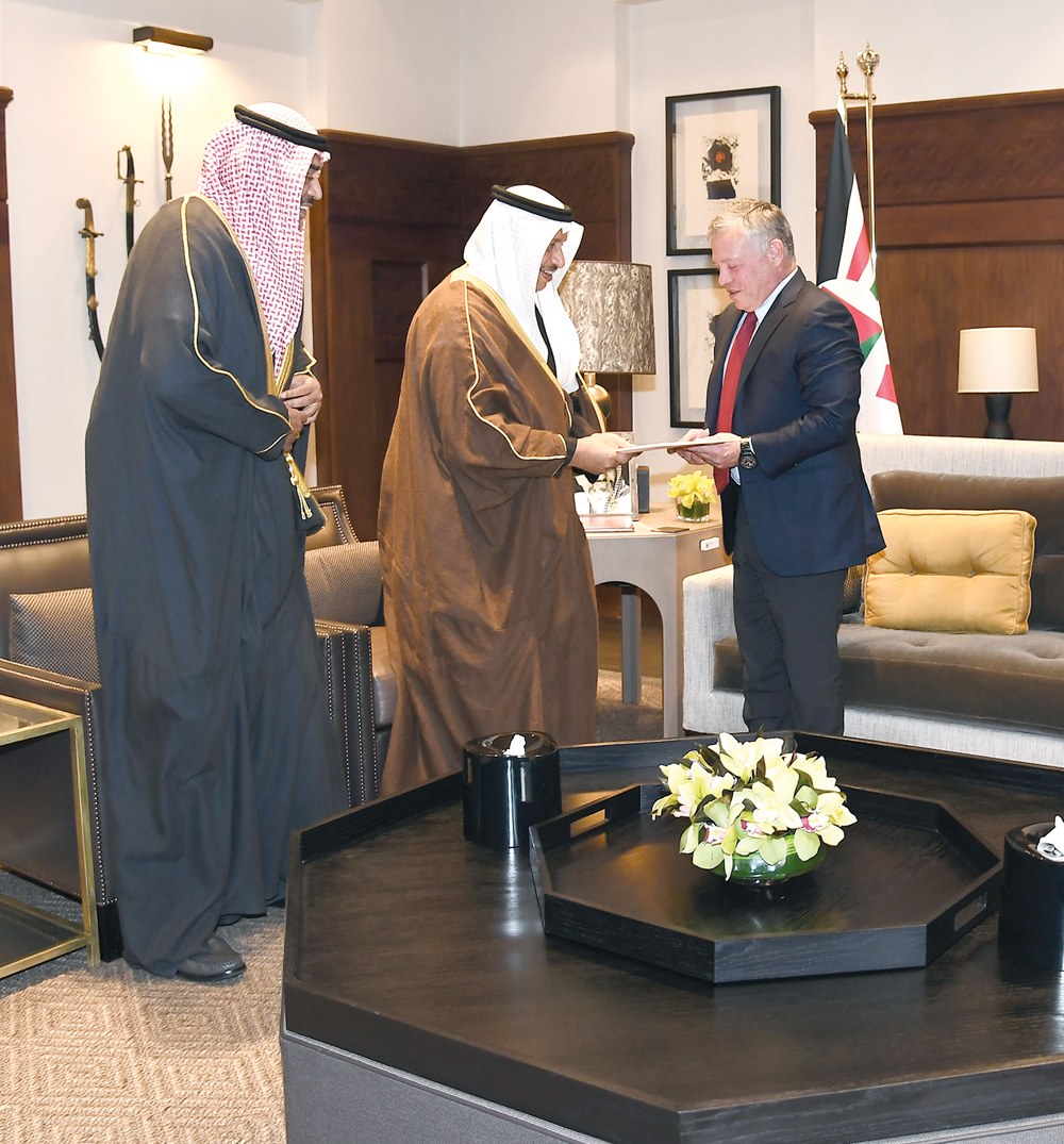 الملك عبدالله متسلماً من المبارك رسالة سمو الأمير بحضور صباح الخالد