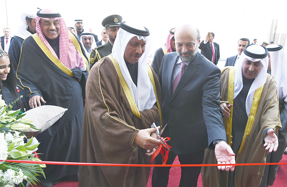 المبارك يقص شريط افتتاح مبنى السفارة الجديدة 