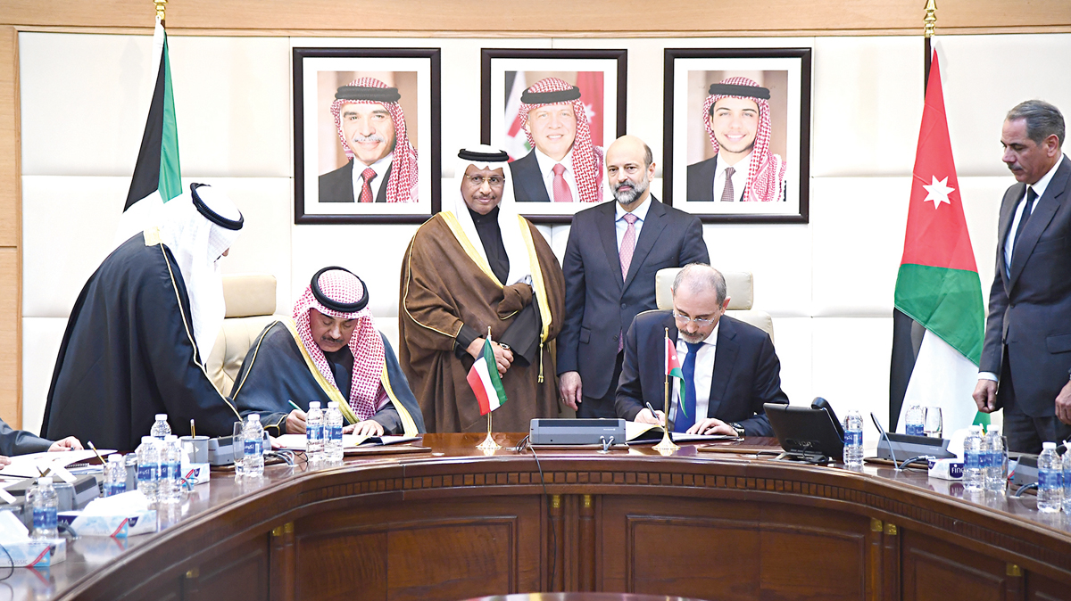 صباح الخالد موقعاً اتفاقية المنحة