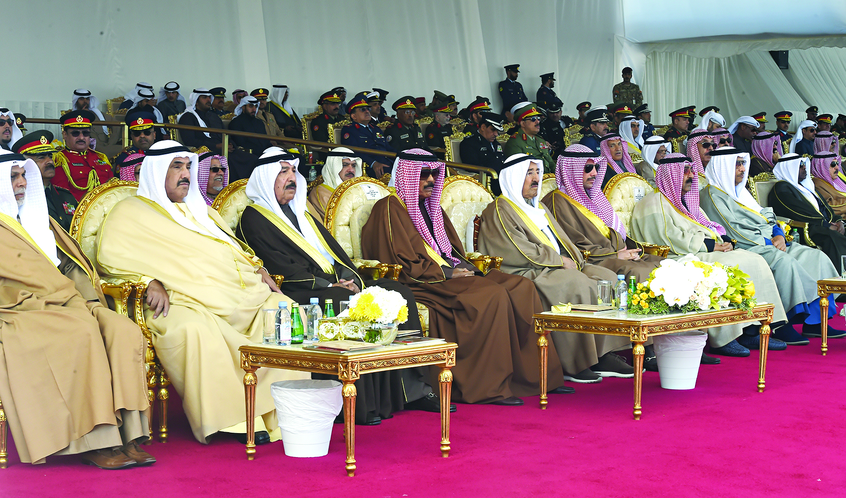 الأمير متوسطاً ولي العهد والغانم وكبار الحضور في الحفل	(تصوير أسعد عبدالله)