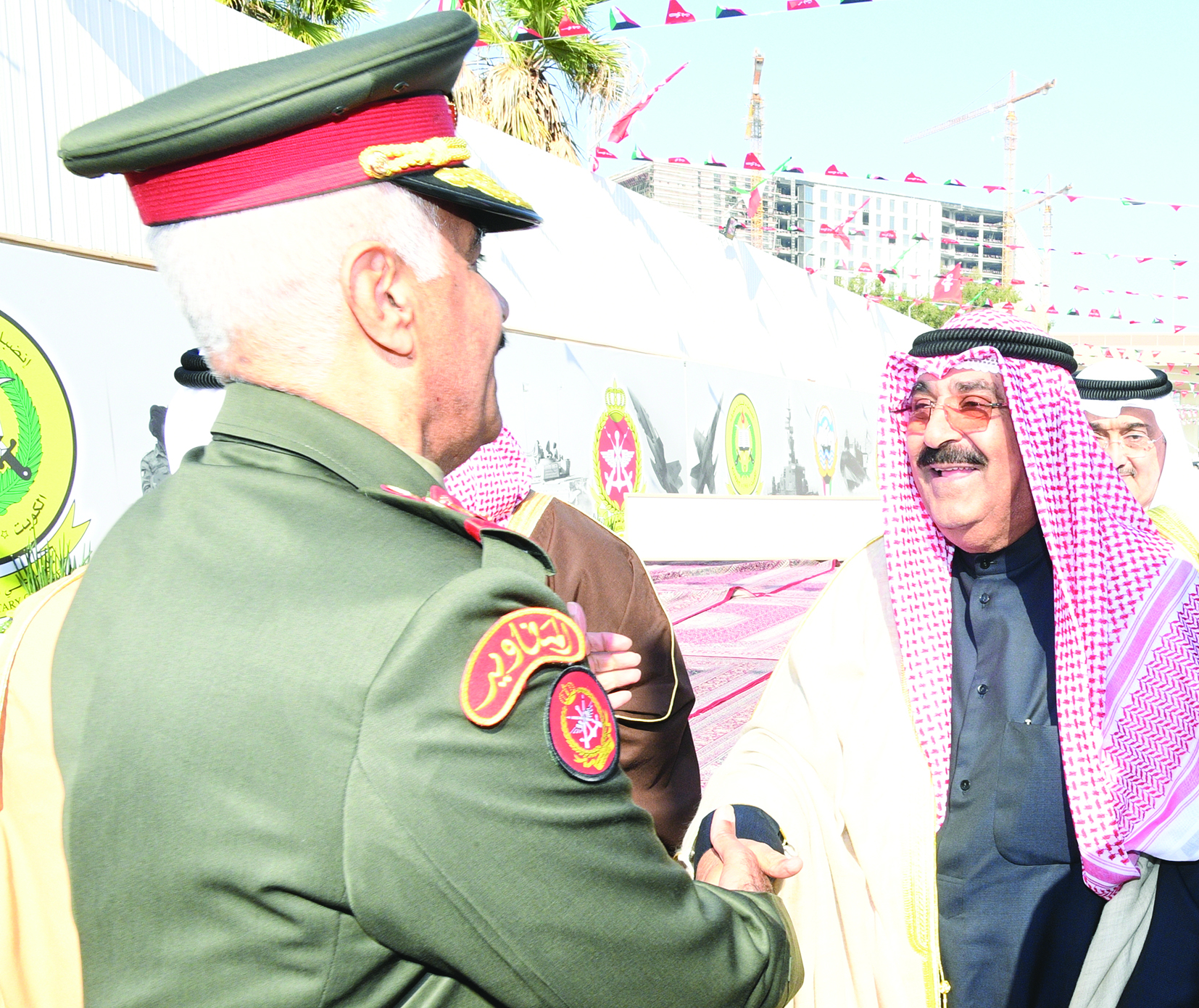  مشعل الأحمد وفي استقباله رئيس الأركان