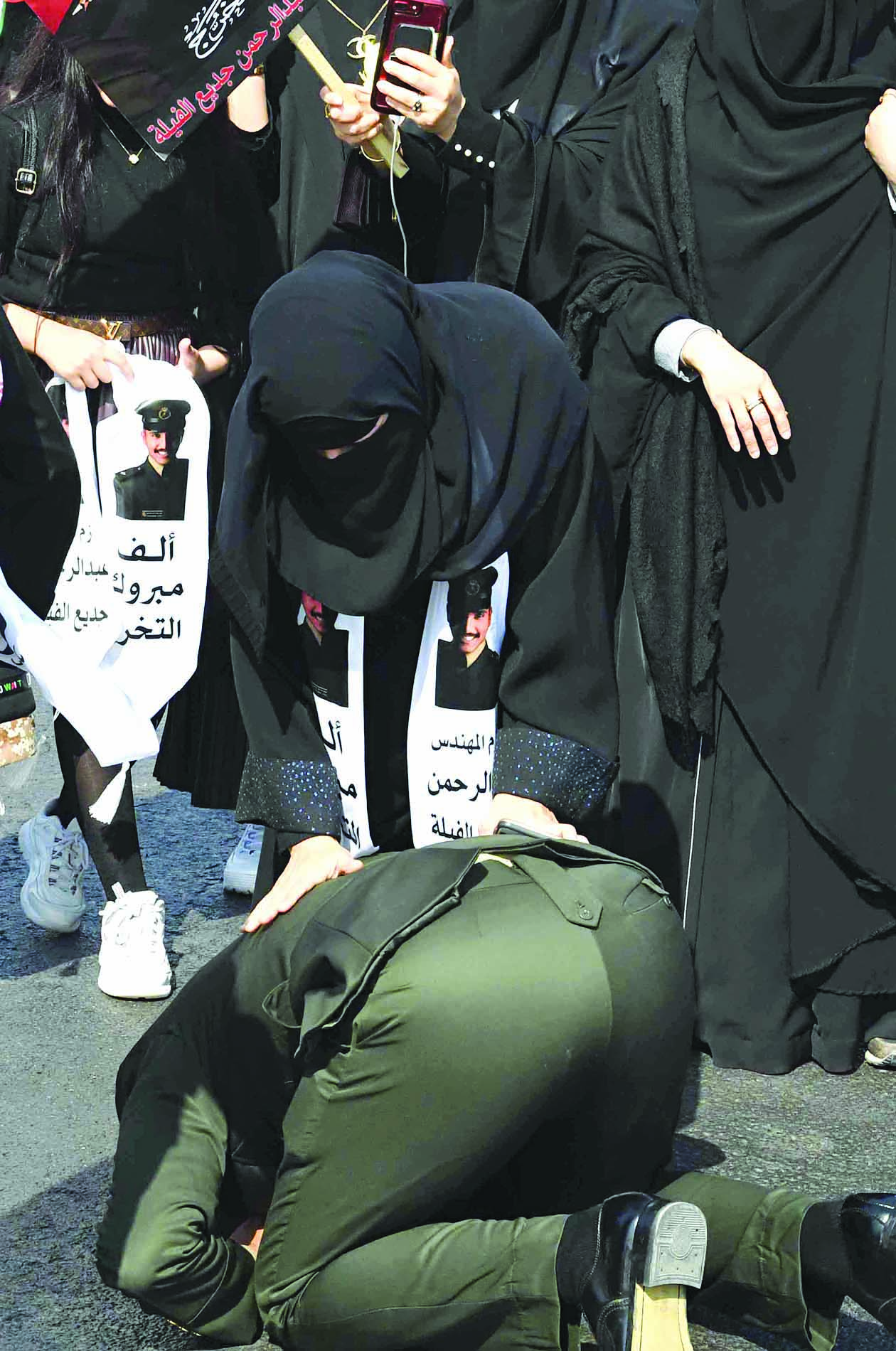 خريج يقبل قدم والدته عرفانا بالجميل                  