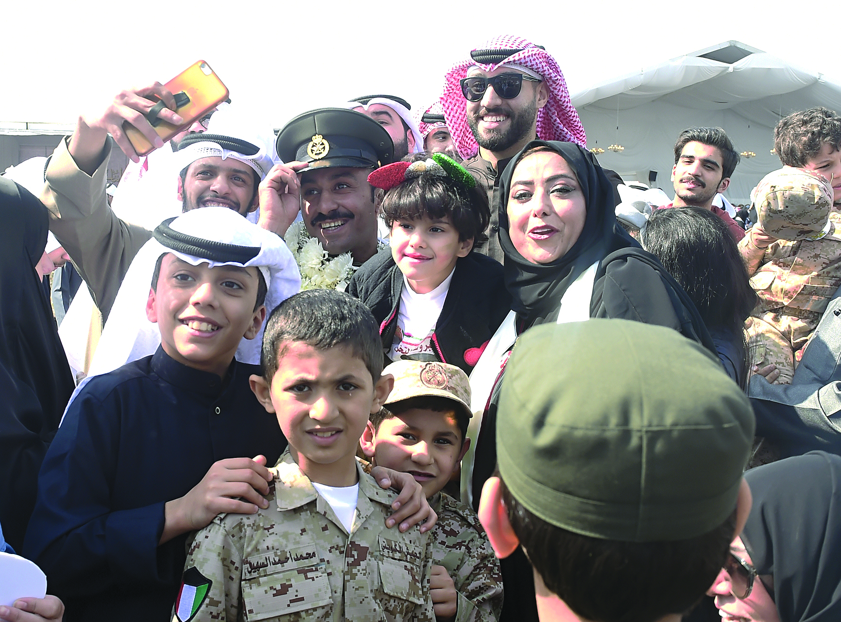 الأهل مع ابنهم الخريج