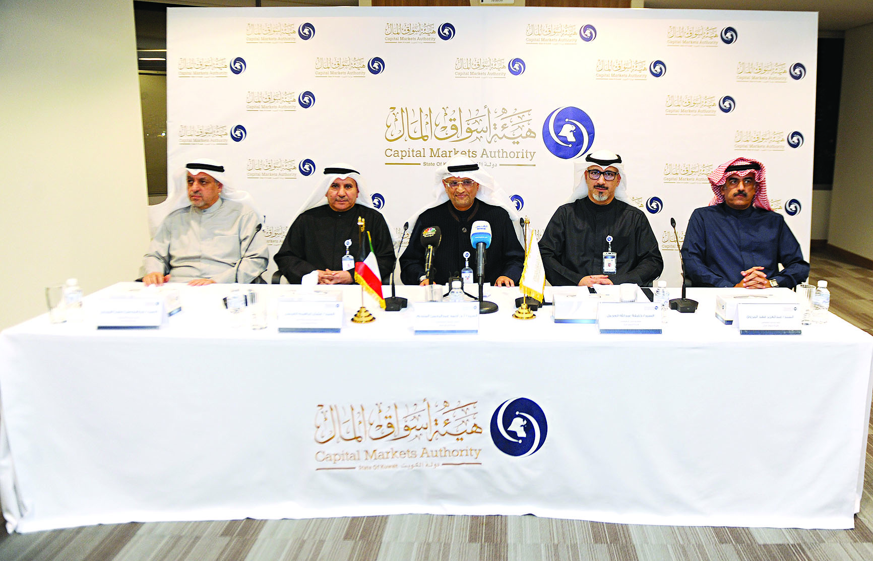 الملحم متوسّطاً عبدالعزيز المرزوق وخليفة العجيل وعثمان العيسى وعبدالمحسن المزيدي 