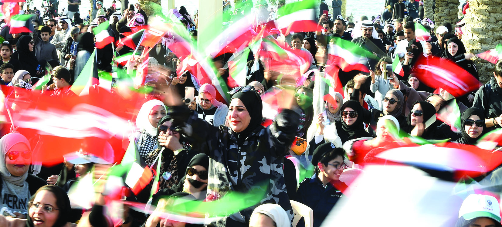 سيدات يتفاعلن مع الاعتصام