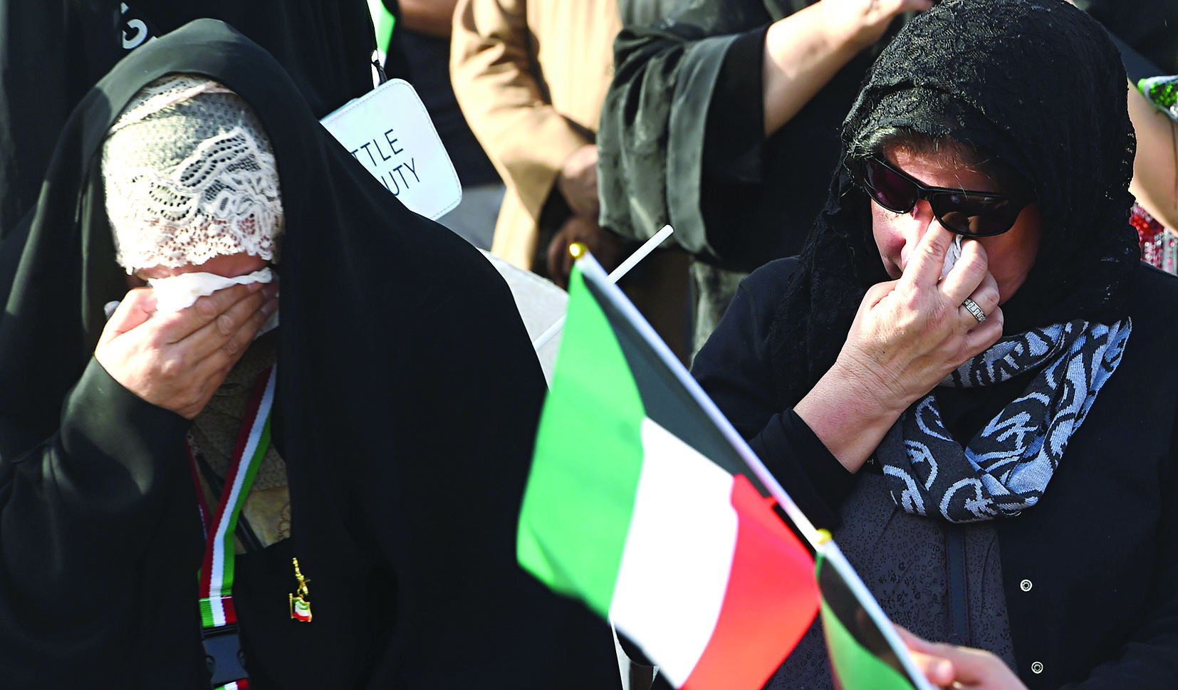 بكاء مواطنتين أرهقهما الدين