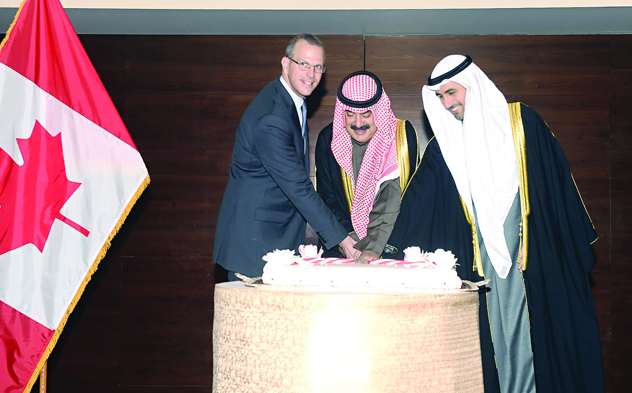 u0627u0644u062cu0627u0631u0627u0644u0644u0647 u0645u0634u0627u0631u0643u0627u064b u0641u064a u0642u0635 u0642u0627u0644u0628 u062du0644u0648u0649 u0627u0644u0627u062du062au0641u0627u0644 u0628u064au0648u0645 u0627u0644u0639u0644u0645 u0627u0644u0643u0646u062fu064at (u062au0635u0648u064au0631 u0623u0633u0639u062f u0639u0628u062f u0627u0644u0644u0647)