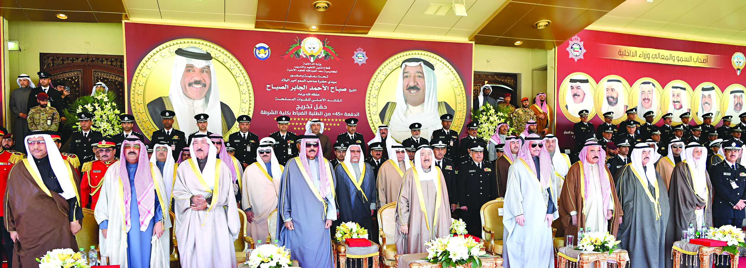 سمو الأمير يتوسط ولي العهد والغانم وكبار الحضور لدى عزف النشيد الوطني في بداية الاحتفال