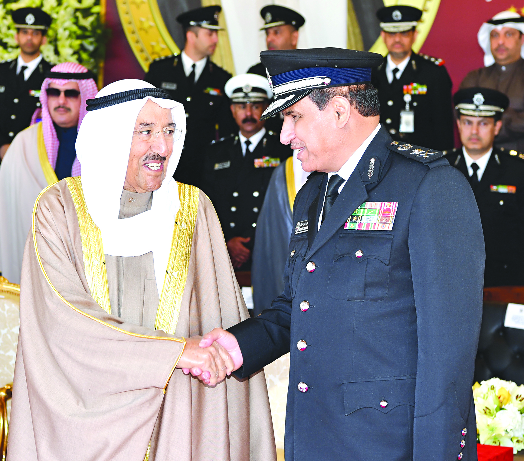 صاحب السمو مصافحاً الفريق عصام النهام