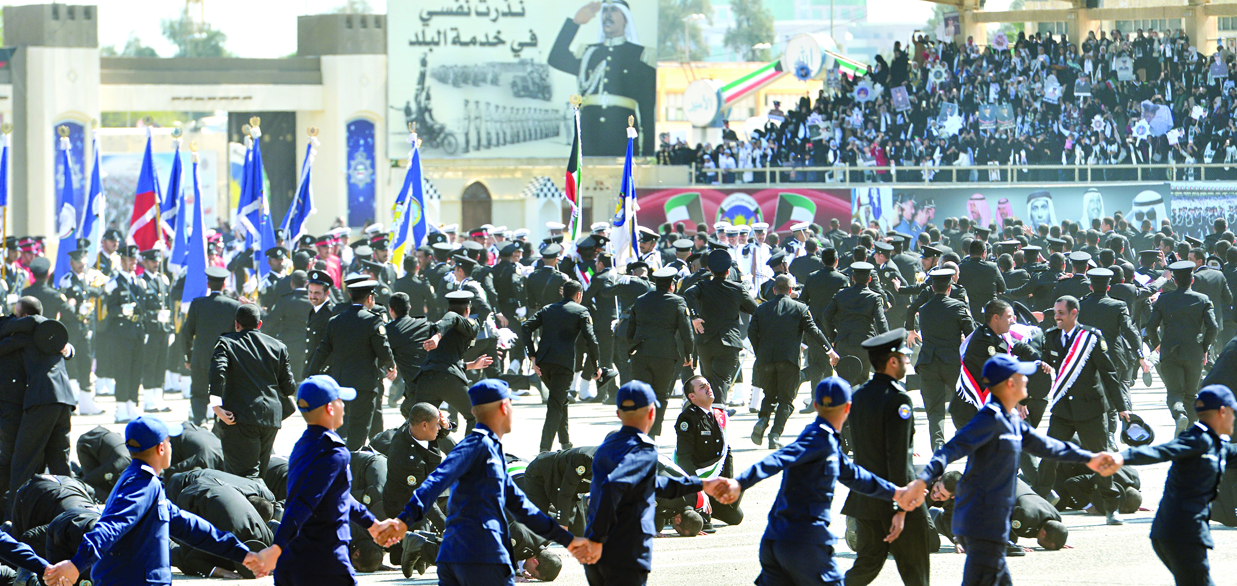 فرحة الخريجين مع انتهاء الحفل