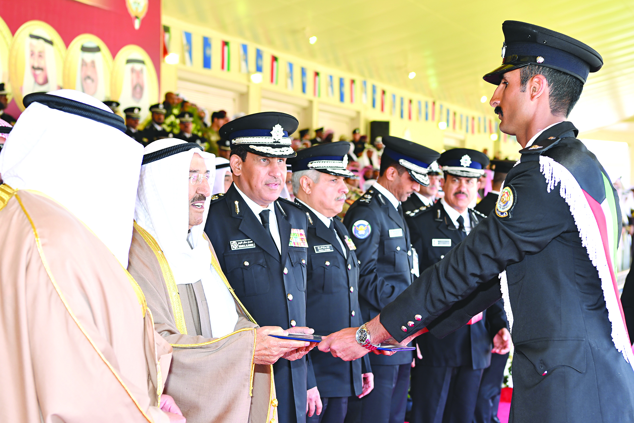 صاحب السمو يسلم شهادة لأحد المتفوقين