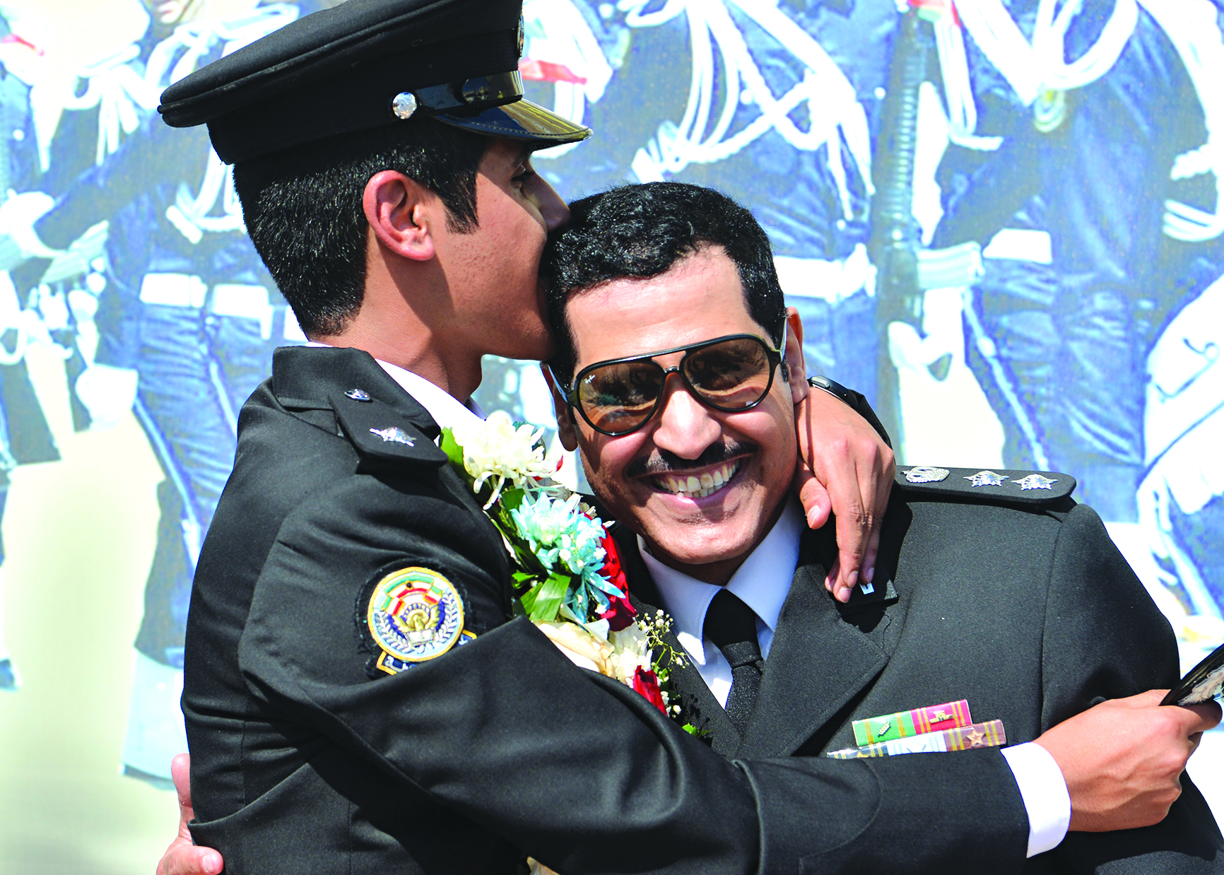 الخريج ماجد ملفي يقبل رأس والده عرفاناً بالجميل