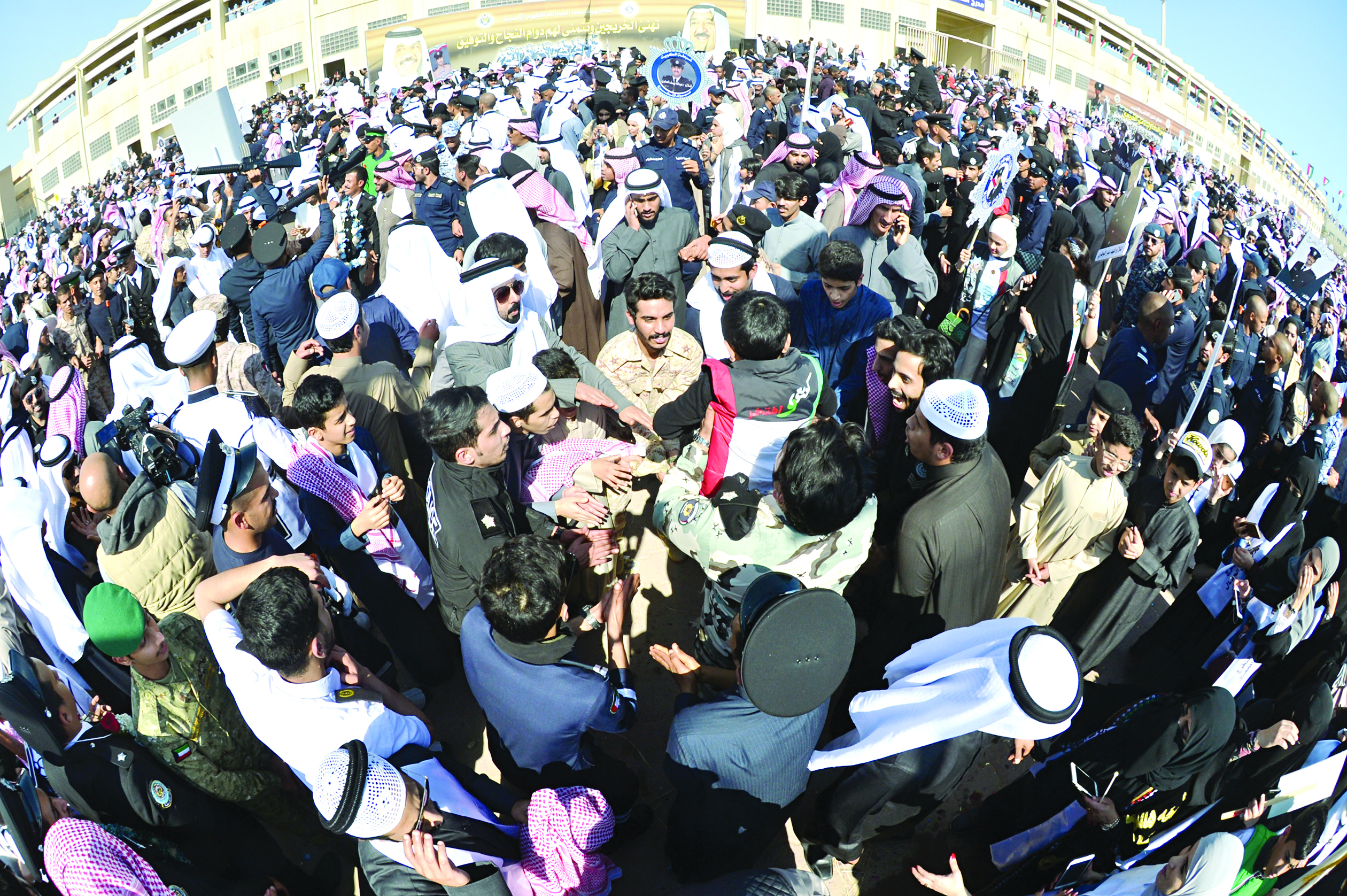 أفراح الأهالي بأبنائهم الخريجين في ساحة الحفل     	               (تصوير نايف العقلة)