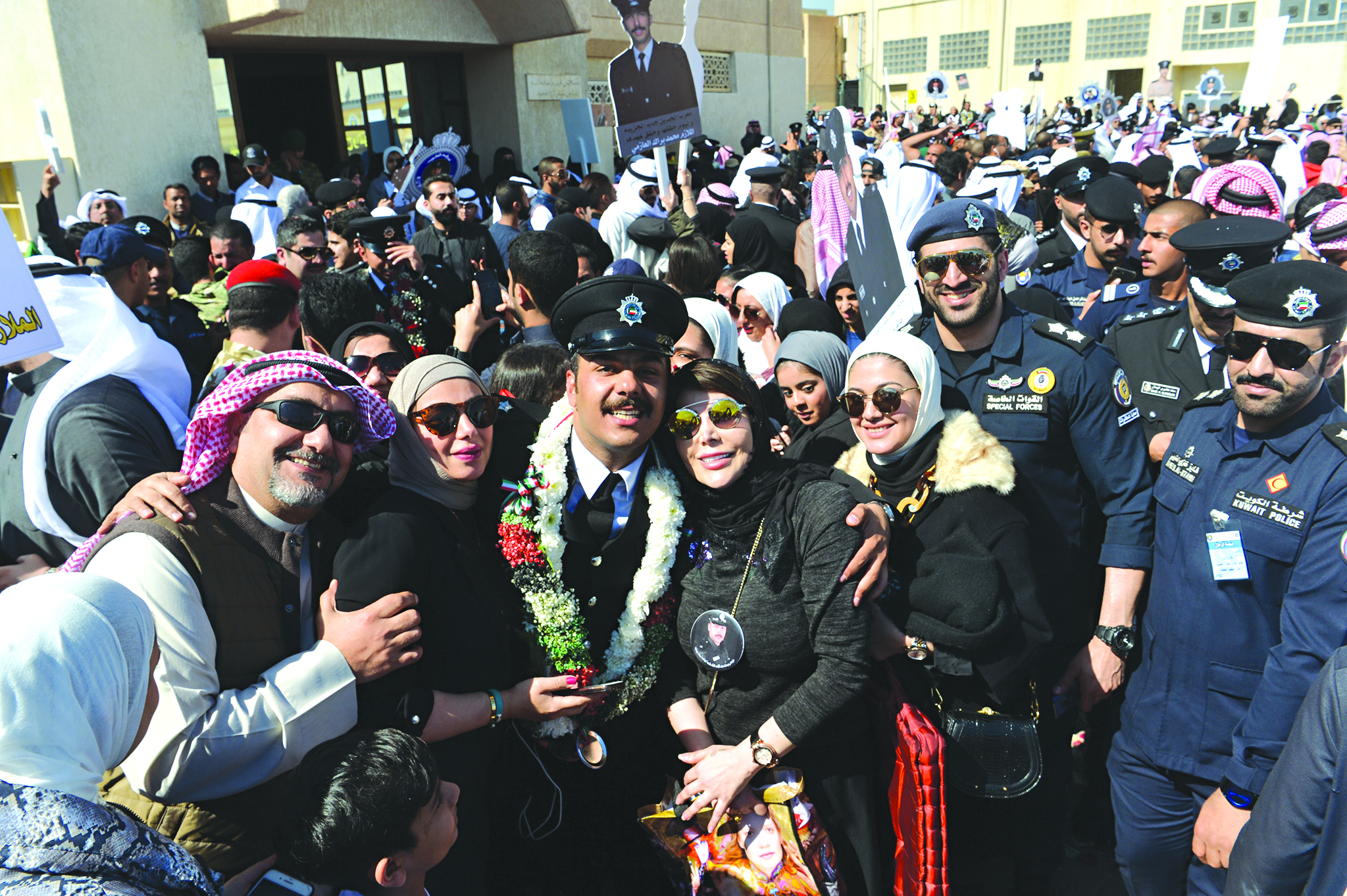 عائلة تحتفل بابنها الضابط