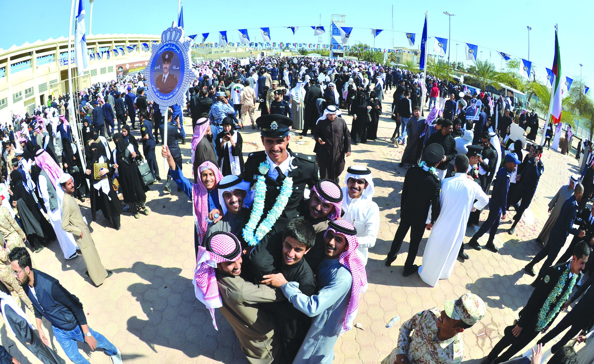 خريج على أكتاف ذويه    	