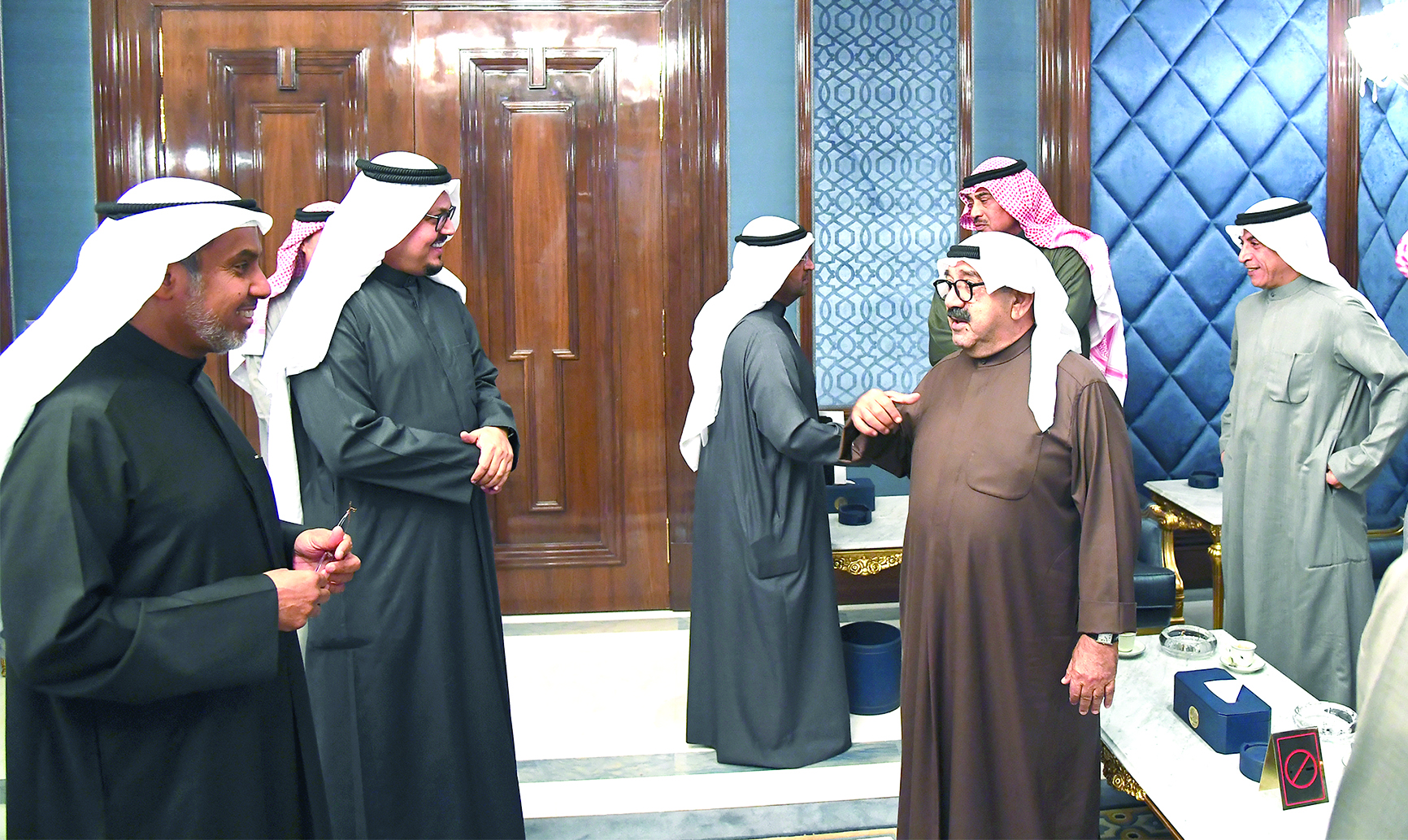 حديث جانبي بين النائب الأول والوزير الشعلة على هامش الجلسة