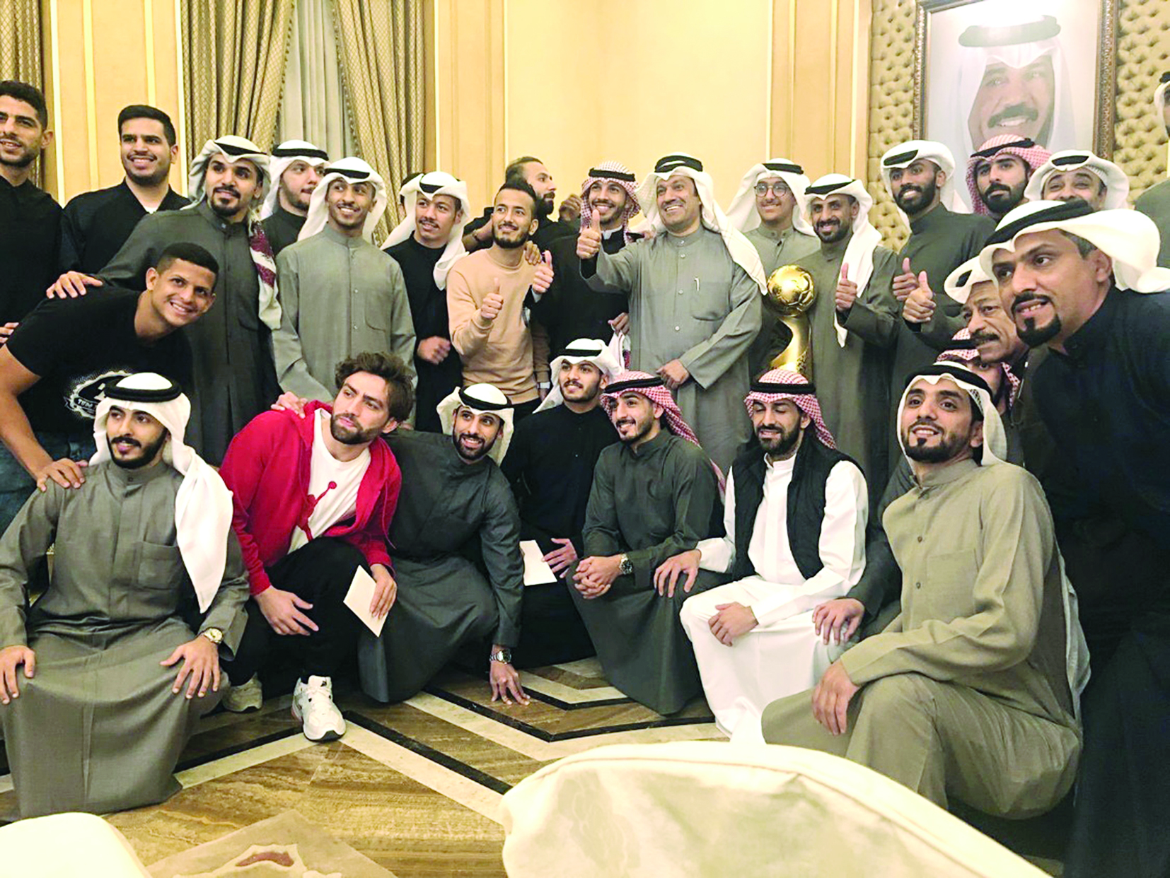 u0623u062du0645u062f u0627u0644u0634u062du0648u0645u064a u0641u064a u0635u0648u0631u0629 u062cu0645u0627u0639u064au0629 u0645u0639 u0646u062cu0648u0645 u00abu0627u0644u0639u0645u064au062fu00bb u0648u0627u0644u0643u0623u0633 