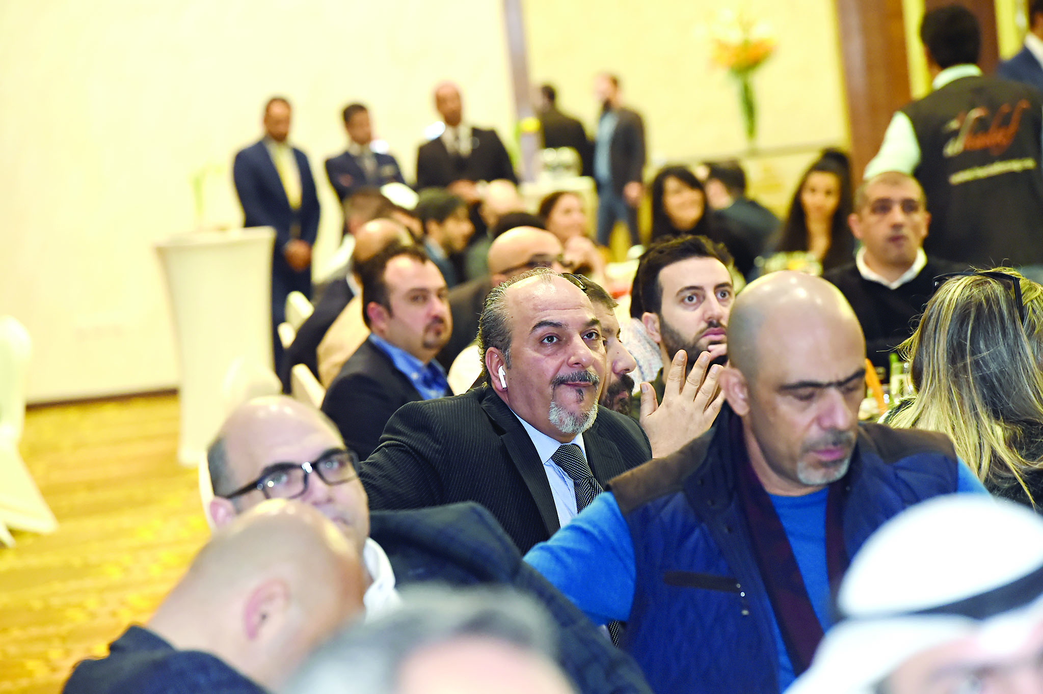 علي حيدر مستمعاً إلى الخطط الجديدة