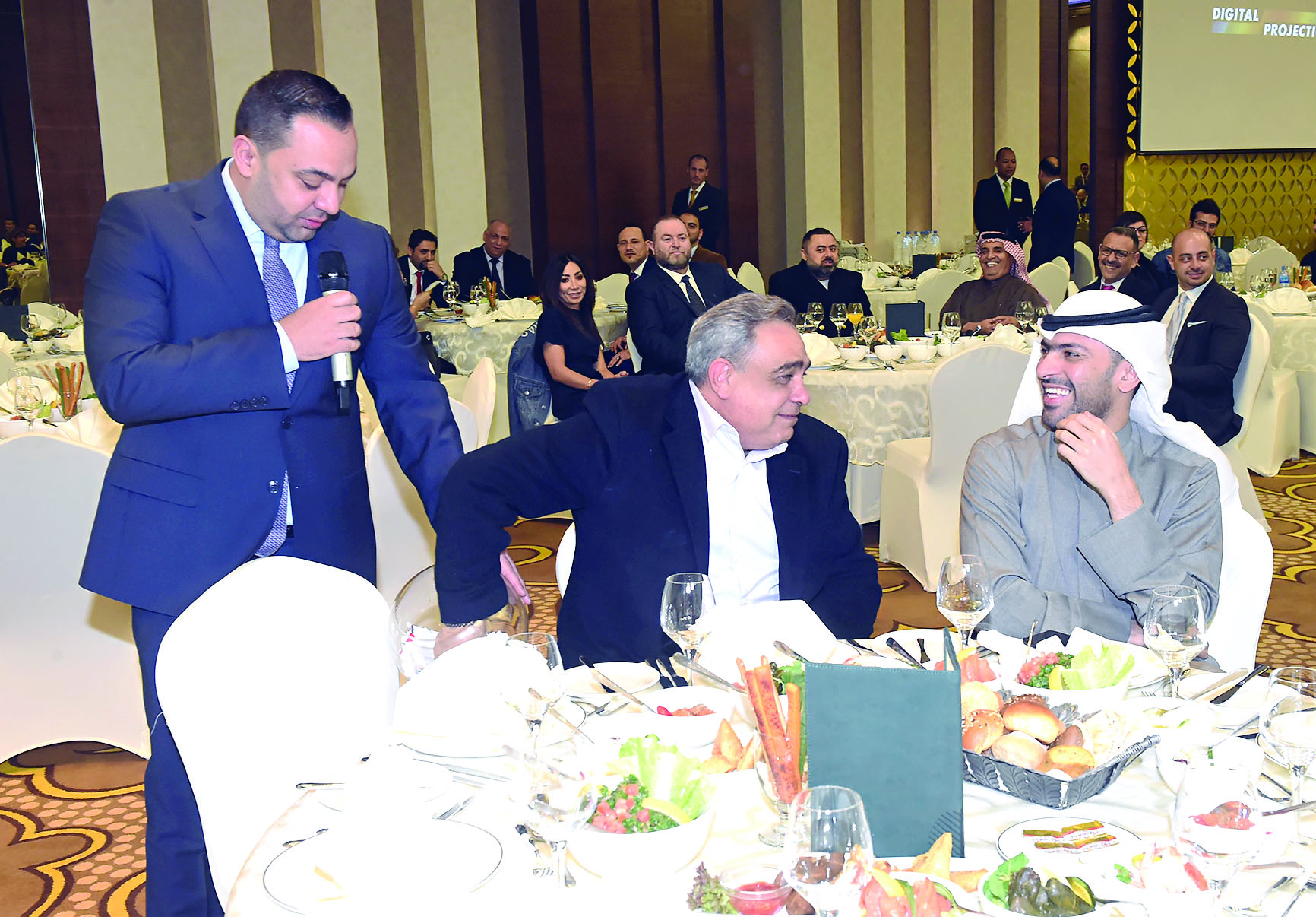 نبيل توما يشارك في سحب على تذكرة سفر وعبدالله المنصور مبتسماً