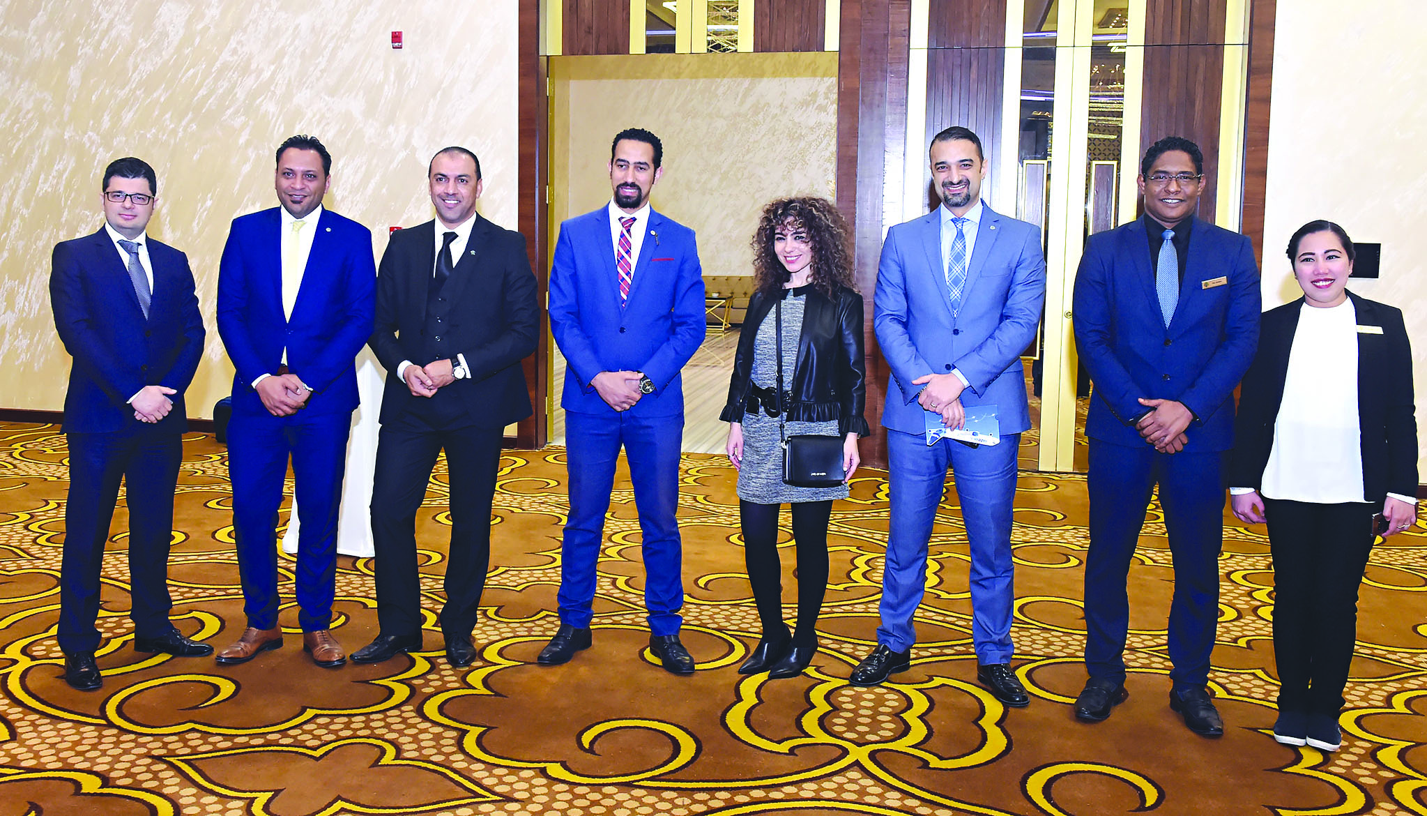 عبير من «الراي» مع فريق عمل فندق النخيل 