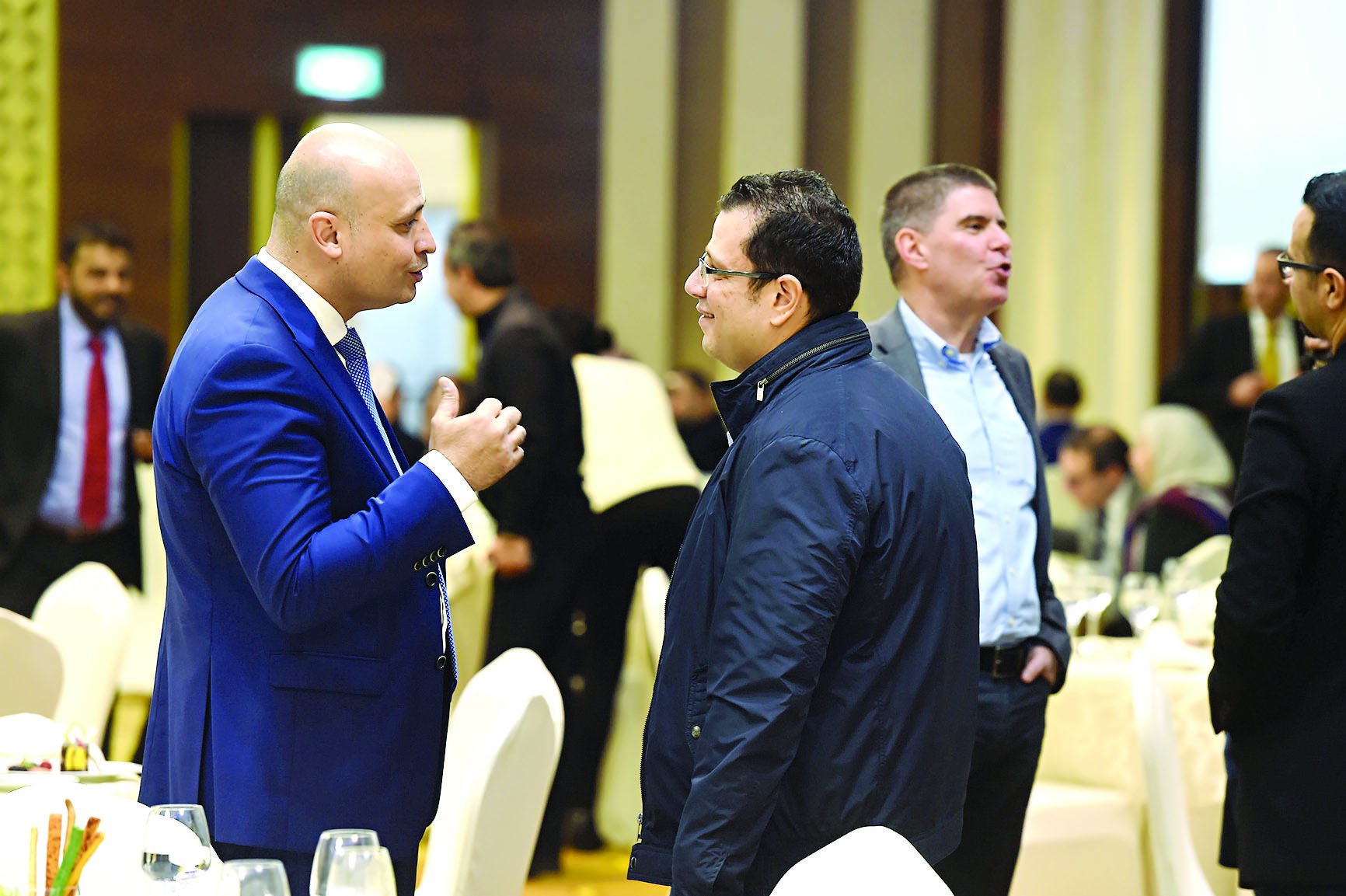 حديث جانبي بين ماركو ومعماري 