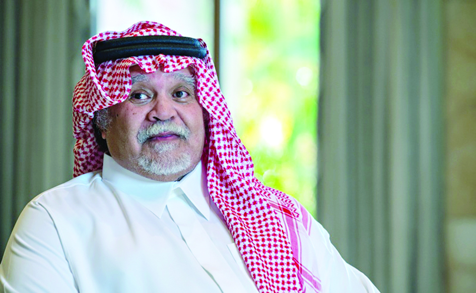 بندر بن سلطان أثناء الحوار معه في قصره في جدة