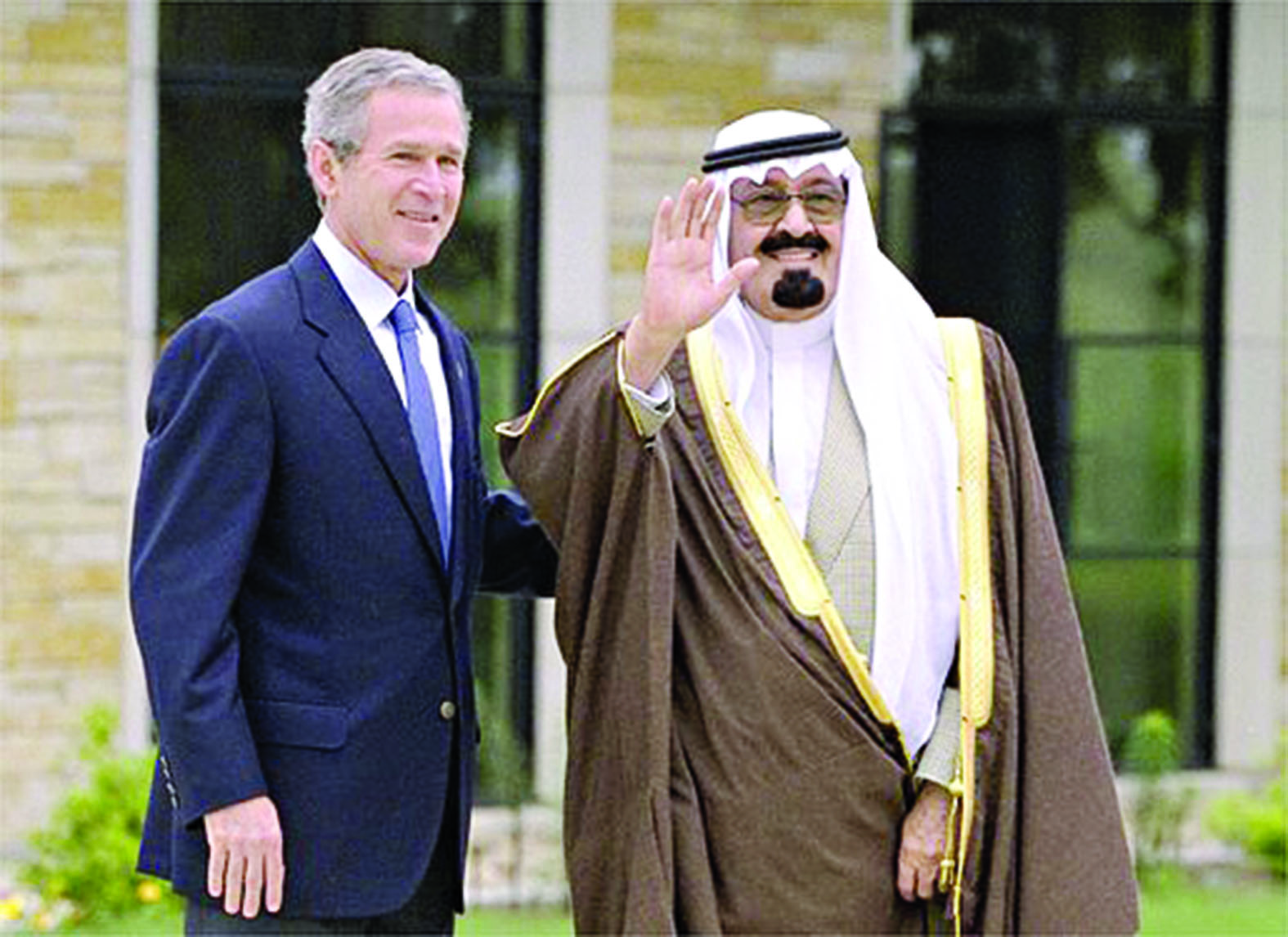 الملك الراحل عبدالله بن عبدالعزيز لدى لقائه الرئيس الأميركي الأسبق جورج دبليو بوش في مزرعة الأخير في كروفورد