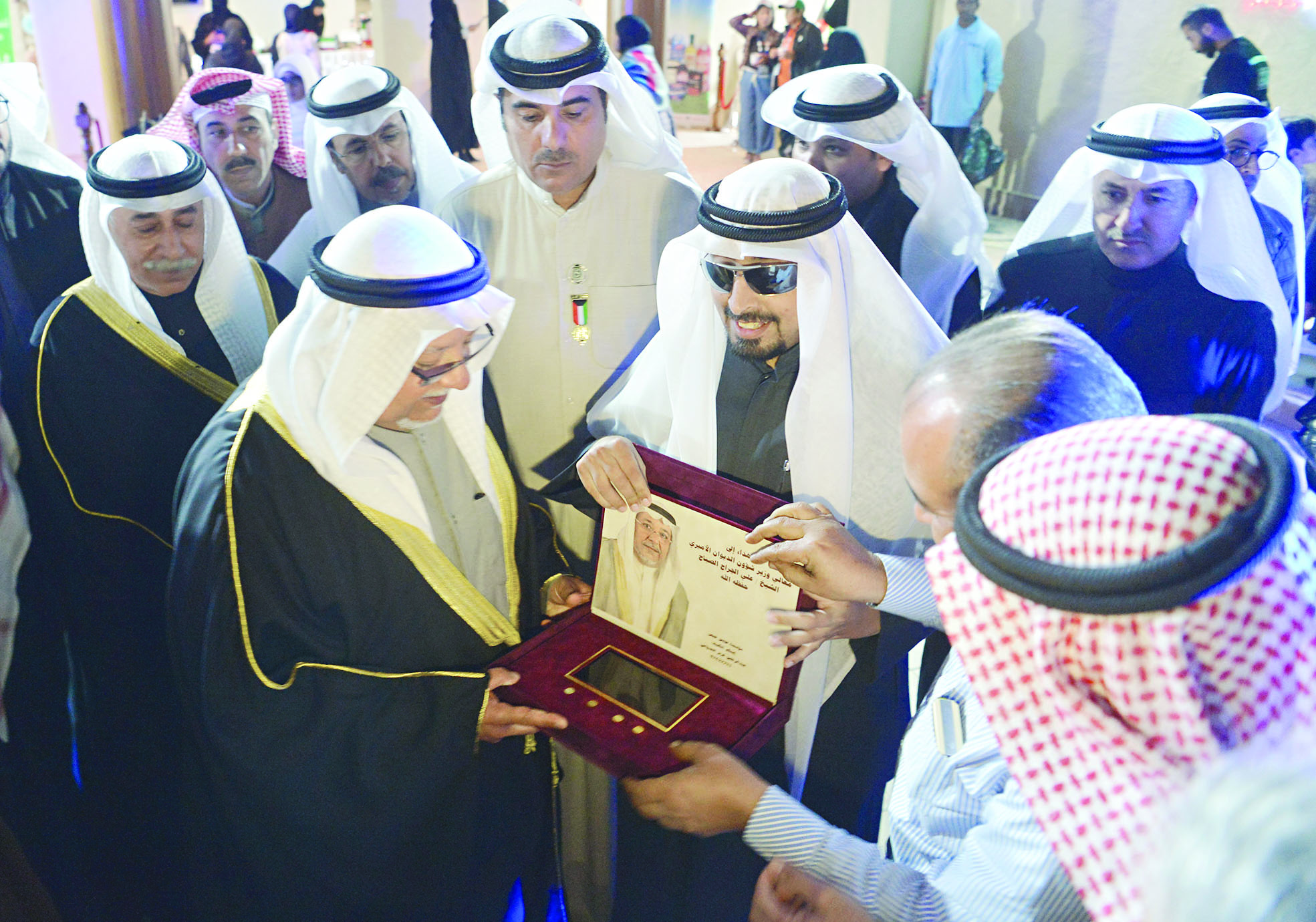 الكفيف عبد الرحمن العدواني يهدي الجراح نسخة صوتية لدستور الكويت  