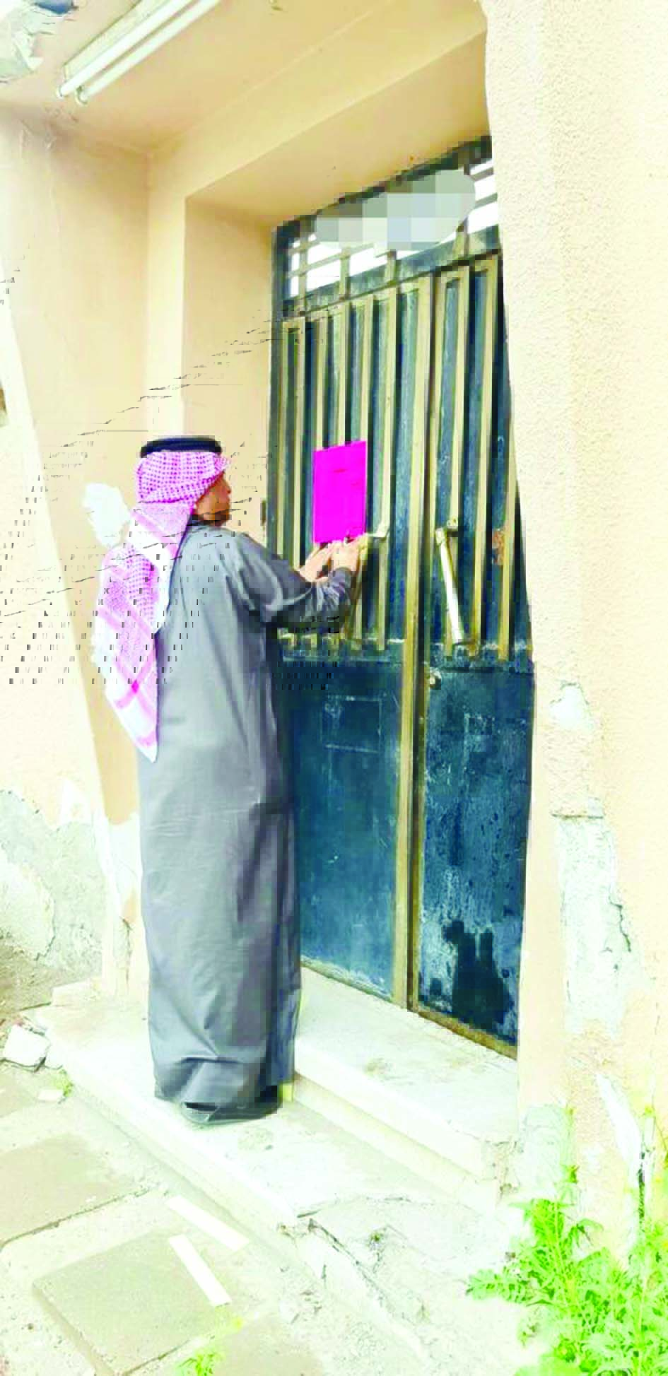 لصق إنذار على أحد بيوت سكن عزاب