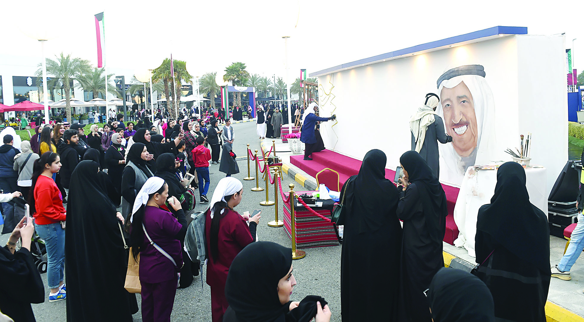 رسم لسمو الأمير أمام الحضور في «مروج»                     	                    (تصوير أسعد عبدالله)