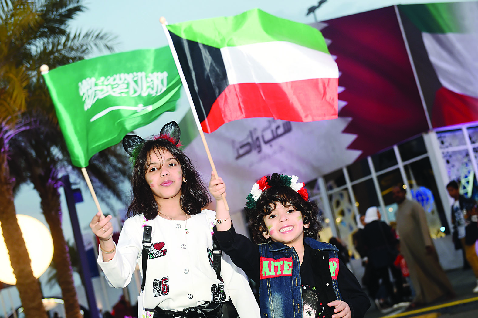 الأعلام السعودية حاضرة أيضاً